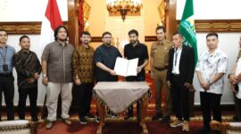Gubernur Aceh Muzakir Manaf bersama Plt. Setda Aceh secara resmi menandatangani nota kesepahaman (MoU) dengan PT Flora Agung Grup dalam acara yang digelar di Meuligoe Gubernur Aceh, Selasa, (27/5/2025). Foto: Humas Aceh