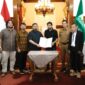 Gubernur Aceh Muzakir Manaf bersama Plt. Setda Aceh secara resmi menandatangani nota kesepahaman (MoU) dengan PT Flora Agung Grup dalam acara yang digelar di Meuligoe Gubernur Aceh, Selasa, (27/5/2025). Foto: Humas Aceh