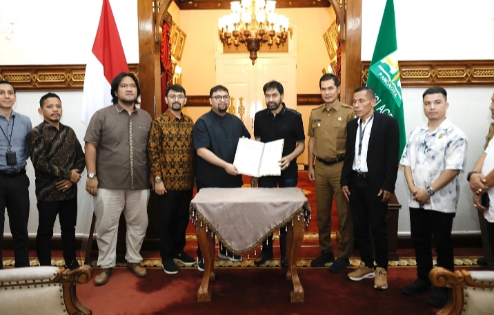 Gubernur Aceh Muzakir Manaf bersama Plt. Setda Aceh secara resmi menandatangani nota kesepahaman (MoU) dengan PT Flora Agung Grup dalam acara yang digelar di Meuligoe Gubernur Aceh, Selasa, (27/5/2025). Foto: Humas Aceh