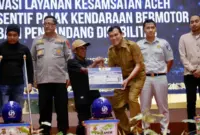 Wagub Aceh, Fadhlullah bersama Kapolda Aceh Achmad Kartiko dan Walikota Banda Aceh Illiza Saaduddin Djamal meluncurkan inovasi layanan pajak termasuk pemberian insentif PKB bagi penyandang disabilitas, di Banda Aceh, Selasa, (27/5/2025). Foto : Humas Aceh