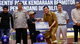 Wagub Aceh, Fadhlullah bersama Kapolda Aceh Achmad Kartiko dan Walikota Banda Aceh Illiza Saaduddin Djamal meluncurkan inovasi layanan pajak termasuk pemberian insentif PKB bagi penyandang disabilitas, di Banda Aceh, Selasa, (27/5/2025). Foto : Humas Aceh