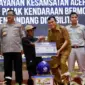 Wagub Aceh, Fadhlullah bersama Kapolda Aceh Achmad Kartiko dan Walikota Banda Aceh Illiza Saaduddin Djamal meluncurkan inovasi layanan pajak termasuk pemberian insentif PKB bagi penyandang disabilitas, di Banda Aceh, Selasa, (27/5/2025). Foto : Humas Aceh