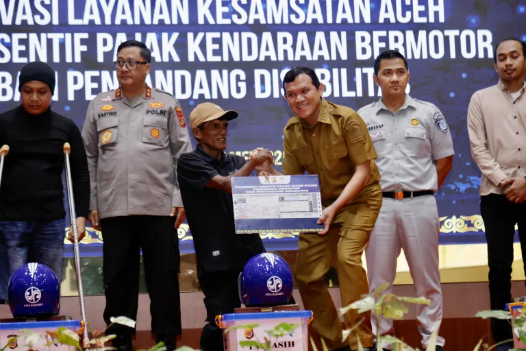 Wagub Aceh, Fadhlullah bersama Kapolda Aceh Achmad Kartiko dan Walikota Banda Aceh Illiza Saaduddin Djamal meluncurkan inovasi layanan pajak termasuk pemberian insentif PKB bagi penyandang disabilitas, di Banda Aceh, Selasa, (27/5/2025). Foto : Humas Aceh