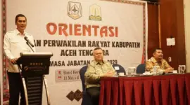 Plt. Sekda Aceh, Muhammad Nasir, S.IP, MPA memberi sambutan dan sekaligus membuka Orientasi Anggota DPRK Aceh Tenggara Masa Jabatan 2024-2029 dihadiri Wakil Bupati Aceh Tenggara, dr. Heri Al Hilal serta Ketua DPRK Aceh Tenggara, Denny Febrian Roza S.STP, M.Si di hotel Hermes, Banda Aceh. (Foto Humas Aceh)