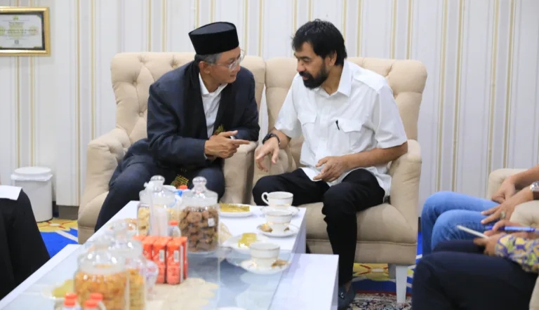 Gubernur Aceh Muzakir Manaf bertemu dengan Menteri Pekerjaan Umum Dody Hanggodo di Pendopo Wali Kota Banda Aceh, Rabu (25/6/2025)