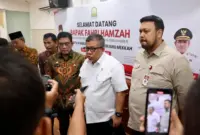 Wakil Menteri Perumahan dan Kawasan Permukiman RI, Fahri Hamzah didampingi Asisten III Sekda Aceh, Muhammad Diwarsyah dan Kadis Perkim Aznal Zahri memberikan keterangan pers seusai rapat di Ruang Potda 1 Setda Aceh, Kamis, 19 Juni 2025.(Foto Humas Aceh)