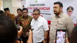 Wakil Menteri Perumahan dan Kawasan Permukiman RI, Fahri Hamzah didampingi Asisten III Sekda Aceh, Muhammad Diwarsyah dan Kadis Perkim Aznal Zahri memberikan keterangan pers seusai rapat di Ruang Potda 1 Setda Aceh, Kamis, 19 Juni 2025.(Foto Humas Aceh)