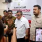 Wakil Menteri Perumahan dan Kawasan Permukiman RI, Fahri Hamzah didampingi Asisten III Sekda Aceh, Muhammad Diwarsyah dan Kadis Perkim Aznal Zahri memberikan keterangan pers seusai rapat di Ruang Potda 1 Setda Aceh, Kamis, 19 Juni 2025.(Foto Humas Aceh)