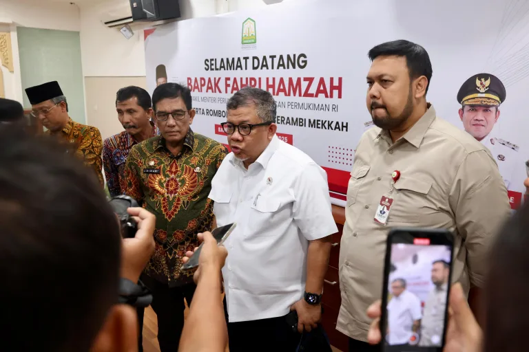 Wakil Menteri Perumahan dan Kawasan Permukiman RI, Fahri Hamzah didampingi Asisten III Sekda Aceh, Muhammad Diwarsyah dan Kadis Perkim Aznal Zahri memberikan keterangan pers seusai rapat di Ruang Potda 1 Setda Aceh, Kamis, 19 Juni 2025.(Foto Humas Aceh)