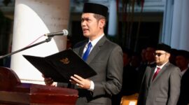 Plt Sekda Aceh, M. Nasir S.IP, MPA, menjadi Inspektur Peringatan Hari Lahir Pancasila Tahun 2025, di Halaman Kantor Gubernur Aceh, Minggu (1/6/2025)