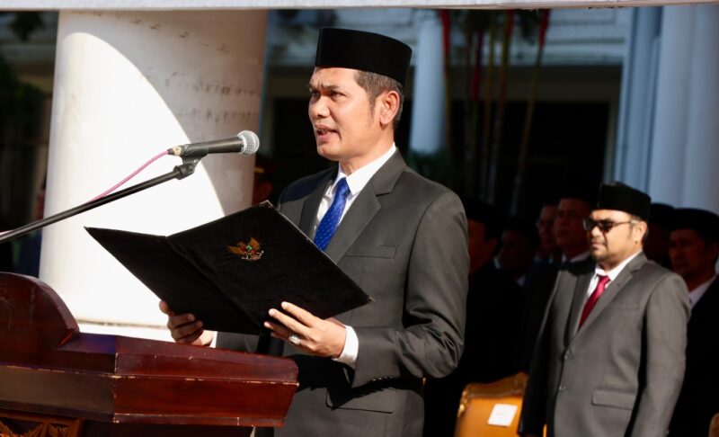 Plt Sekda Aceh, M. Nasir S.IP, MPA, menjadi Inspektur Peringatan Hari Lahir Pancasila Tahun 2025, di Halaman Kantor Gubernur Aceh, Minggu (1/6/2025)