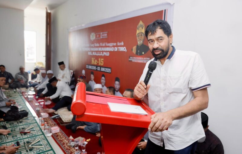 Gubernur Aceh Muzakir Manaf Menghadiri peringatan Haul Wali Nanggroe Aceh Dr. Teungku Hasan Muhammad di Tiro, M.S., M.A.,LL.D., Ph.D Ke 15 di Kantor Partai Aceh DPP-PA Banda Aceh Selasa (3/6/2025).