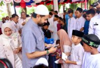 Gubernur Aceh, Muzakir Manaf, menyantuni 1.000 anak yatim di halaman Pendopo Bupati Aceh Barat, Kecamatan Johan Pahlawan, Meulaboh, Aceh Barat, pada Rabu siang (4/6/2025).