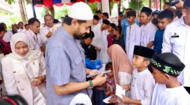 Gubernur Aceh, Muzakir Manaf, menyantuni 1.000 anak yatim di halaman Pendopo Bupati Aceh Barat, Kecamatan Johan Pahlawan, Meulaboh, Aceh Barat, pada Rabu siang (4/6/2025).