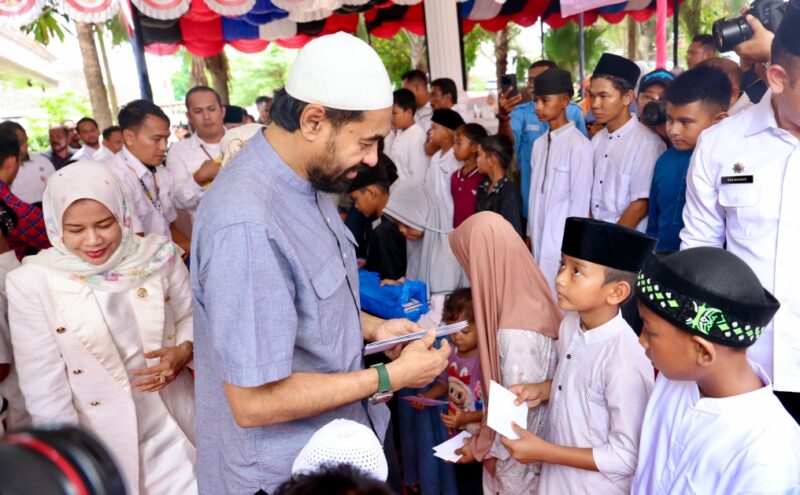 Gubernur Aceh, Muzakir Manaf, menyantuni 1.000 anak yatim di halaman Pendopo Bupati Aceh Barat, Kecamatan Johan Pahlawan, Meulaboh, Aceh Barat, pada Rabu siang (4/6/2025).