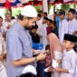 Gubernur Aceh, Muzakir Manaf, menyantuni 1.000 anak yatim di halaman Pendopo Bupati Aceh Barat, Kecamatan Johan Pahlawan, Meulaboh, Aceh Barat, pada Rabu siang (4/6/2025).