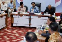 Gubernur Aceh, Muzakir Manaf, saat menggelar rapat bersama FORBES DPR/DPD-RI asal Aceh dalam rangka membahas isu strategis terkait sengketa empat pulau perbatasan Aceh–Sumut, revisi Undang-Undang Pemerintahan Aceh (UUPA) di Meuligoe Gubernur, Banda Aceh, Jum'at (13/6/2025) malam.