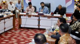 Gubernur Aceh, Muzakir Manaf, saat menggelar rapat bersama FORBES DPR/DPD-RI asal Aceh dalam rangka membahas isu strategis terkait sengketa empat pulau perbatasan Aceh–Sumut, revisi Undang-Undang Pemerintahan Aceh (UUPA) di Meuligoe Gubernur, Banda Aceh, Jum'at (13/6/2025) malam.