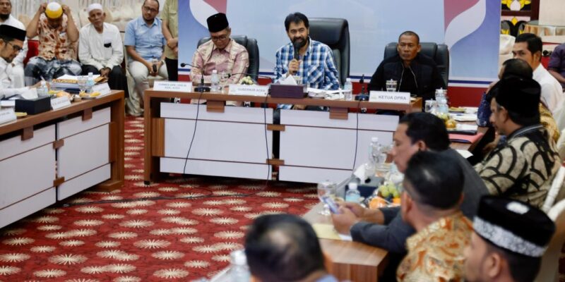 Gubernur Aceh, Muzakir Manaf, saat menggelar rapat bersama FORBES DPR/DPD-RI asal Aceh dalam rangka membahas isu strategis terkait sengketa empat pulau perbatasan Aceh–Sumut, revisi Undang-Undang Pemerintahan Aceh (UUPA) di Meuligoe Gubernur, Banda Aceh, Jum'at (13/6/2025) malam.