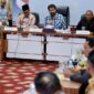 Gubernur Aceh, Muzakir Manaf, saat menggelar rapat bersama FORBES DPR/DPD-RI asal Aceh dalam rangka membahas isu strategis terkait sengketa empat pulau perbatasan Aceh–Sumut, revisi Undang-Undang Pemerintahan Aceh (UUPA) di Meuligoe Gubernur, Banda Aceh, Jum'at (13/6/2025) malam.