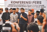 Gubernur Aceh, Muzakir Manaf saat menjawab pernyataan wartawan dalam konferensi pers terkait putusan dikembalikannya empat pulau di Aceh Singkil kepada Aceh, di Bandara Sultan Iskandar Muda, Rabu (18/6/2025).