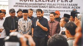 Gubernur Aceh, Muzakir Manaf saat menjawab pernyataan wartawan dalam konferensi pers terkait putusan dikembalikannya empat pulau di Aceh Singkil kepada Aceh, di Bandara Sultan Iskandar Muda, Rabu (18/6/2025).