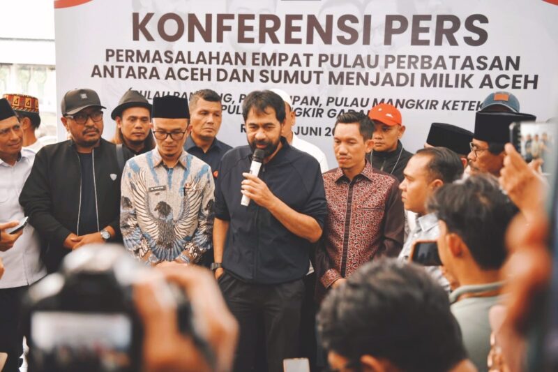 Gubernur Aceh, Muzakir Manaf saat menjawab pernyataan wartawan dalam konferensi pers terkait putusan dikembalikannya empat pulau di Aceh Singkil kepada Aceh, di Bandara Sultan Iskandar Muda, Rabu (18/6/2025).