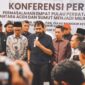 Gubernur Aceh, Muzakir Manaf saat menjawab pernyataan wartawan dalam konferensi pers terkait putusan dikembalikannya empat pulau di Aceh Singkil kepada Aceh, di Bandara Sultan Iskandar Muda, Rabu (18/6/2025).