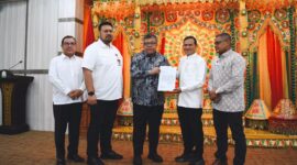 Wakil Gubernur Aceh, H.Fadhlullah SE menyerahkan permohonan oembangunan rumah bagi para kombatan GAM dari Pemerintah Aceh ke Kementrian Perumahan dan Kawasan Permukiman RI, di Aula Rumah Dinas Wakil Gubernur Aceh,.di Pendopo Wakil Gubernur Aceh, jum’at, (20/06/2025).