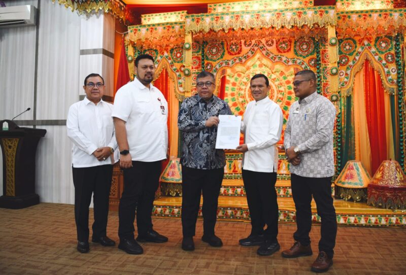 Wakil Gubernur Aceh, H.Fadhlullah SE menyerahkan permohonan oembangunan rumah bagi para kombatan GAM dari Pemerintah Aceh ke Kementrian Perumahan dan Kawasan Permukiman RI, di Aula Rumah Dinas Wakil Gubernur Aceh,.di Pendopo Wakil Gubernur Aceh, jum’at, (20/06/2025).