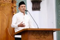Wakil Gubernur Aceh, H. Fadhlullah, S.E., memberi sambutan pada Peringatan Tahun Baru Islam 1 Muharram 1447 H, sekaligus melaksanakan shalat Isya berjamaah, di Masjid Raya Baiturrahman Banda Aceh, Kamis, (26/6/2025)