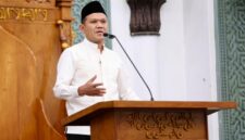 Wakil Gubernur Aceh, H. Fadhlullah, S.E., memberi sambutan pada Peringatan Tahun Baru Islam 1 Muharram 1447 H, sekaligus melaksanakan shalat Isya berjamaah, di Masjid Raya Baiturrahman Banda Aceh, Kamis, (26/6/2025)