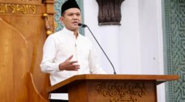Wakil Gubernur Aceh, H. Fadhlullah, S.E., memberi sambutan pada Peringatan Tahun Baru Islam 1 Muharram 1447 H, sekaligus melaksanakan shalat Isya berjamaah, di Masjid Raya Baiturrahman Banda Aceh, Kamis, (26/6/2025)