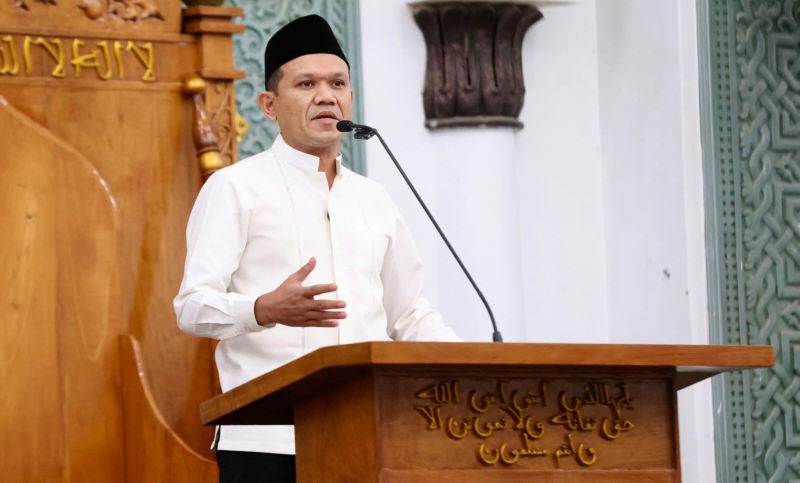 Wakil Gubernur Aceh, H. Fadhlullah, S.E., memberi sambutan pada Peringatan Tahun Baru Islam 1 Muharram 1447 H, sekaligus melaksanakan shalat Isya berjamaah, di Masjid Raya Baiturrahman Banda Aceh, Kamis, (26/6/2025)