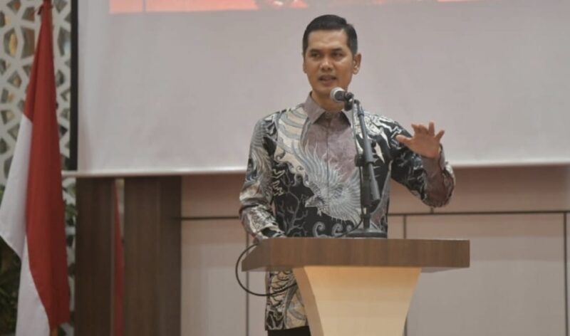 Plt. Sekda Aceh, M. Nasir, SIP. MPA menyampaikan sambutan pada seminar peningkatan kualitas pendidikan Aceh bersama Menteri Pendidikan Dasar dan Menengah RI, Prof. Dr. Abdul Mu'ti, M. Ed di Aula Dinas Pendidikan Aceh, Sabtu Malam, Banda Aceh, (28/6/2025).