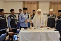 Wakil Gubernur Aceh, H. Fadlullah, menghadiri acara pembagian dana wakaf Habib Bugak dan silaturahmi jamaah calon haji Kloter BTJ 12 di Mekkah. Kegiatan ini berlangsung di Mushalla Hotel 910 Misfalah menjelang salat Ashar. Laporan: *Frenky Suseno Manik, S.Si., M.Pd.* Petugas Haji Daerah – Layanan Umum dari Mekkah, Sabtu (31/5/2025).
