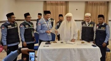 Wakil Gubernur Aceh, H. Fadlullah, menghadiri acara pembagian dana wakaf Habib Bugak dan silaturahmi jamaah calon haji Kloter BTJ 12 di Mekkah. Kegiatan ini berlangsung di Mushalla Hotel 910 Misfalah menjelang salat Ashar. Laporan: *Frenky Suseno Manik, S.Si., M.Pd.* Petugas Haji Daerah – Layanan Umum dari Mekkah, Sabtu (31/5/2025).