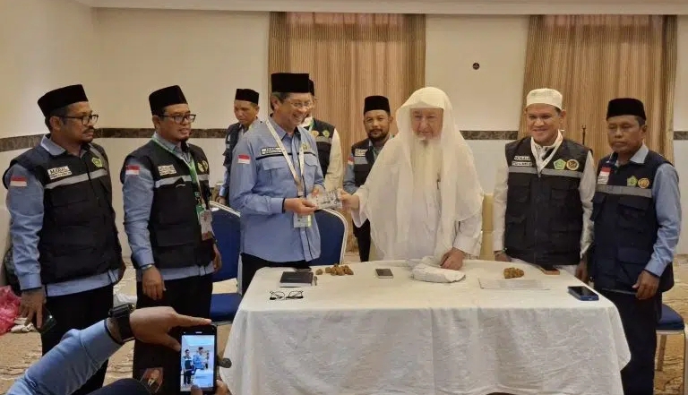Wakil Gubernur Aceh, H. Fadlullah, menghadiri acara pembagian dana wakaf Habib Bugak dan silaturahmi jamaah calon haji Kloter BTJ 12 di Mekkah. Kegiatan ini berlangsung di Mushalla Hotel 910 Misfalah menjelang salat Ashar. Laporan: *Frenky Suseno Manik, S.Si., M.Pd.* Petugas Haji Daerah – Layanan Umum dari Mekkah, Sabtu (31/5/2025).