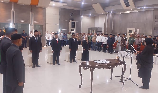 Walikota Banda Aceh Illiza Sa'aduddin Djamal, SE melantik Komisioner Baitul Mal Kota Banda Aceh untuk masa tugas baru yang berlangsung di Aula lantai 4 Kantor Walikota Banda Aceh Rabu, (4/6/2025). Foto : Ist