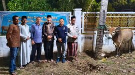 Kepala Kantor Kementerian Agama Kota Banda Aceh H.Salman S.Pd, M.Ag  di dampingi oleh Kasubbag TU Kusnadi dan Jajarannya mengabadikan dengan foto bersama sebelum melakukan penyembelihan hewan qurban