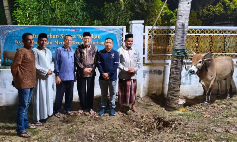 Kepala Kantor Kementerian Agama Kota Banda Aceh H.Salman S.Pd, M.Ag  di dampingi oleh Kasubbag TU Kusnadi dan Jajarannya mengabadikan dengan foto bersama sebelum melakukan penyembelihan hewan qurban