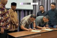 Kadispora Banda Aceh, Reza Kamilin dan Sekum Persiraja, Rahmat Djailani menandatangani berkas administrasi proses penyewaan Stadion H Dimurthala (SHD) untuk _homebase_ tim selama 5 tahun, juga dikesempatan tersebut langsung disaksikan Sekdako Banda Aceh, H Jalaluddin bersama Wapres Persiraja Bos Yudi serta Manajer, Ridha Mafdhul Gidong, Kamis (12/06/2025) di Banda Aceh. Foto : Ist