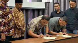 Kadispora Banda Aceh, Reza Kamilin dan Sekum Persiraja, Rahmat Djailani menandatangani berkas administrasi proses penyewaan Stadion H Dimurthala (SHD) untuk _homebase_ tim selama 5 tahun, juga dikesempatan tersebut langsung disaksikan Sekdako Banda Aceh, H Jalaluddin bersama Wapres Persiraja Bos Yudi serta Manajer, Ridha Mafdhul Gidong, Kamis (12/06/2025) di Banda Aceh. Foto : Ist