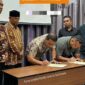 Kadispora Banda Aceh, Reza Kamilin dan Sekum Persiraja, Rahmat Djailani menandatangani berkas administrasi proses penyewaan Stadion H Dimurthala (SHD) untuk _homebase_ tim selama 5 tahun, juga dikesempatan tersebut langsung disaksikan Sekdako Banda Aceh, H Jalaluddin bersama Wapres Persiraja Bos Yudi serta Manajer, Ridha Mafdhul Gidong, Kamis (12/06/2025) di Banda Aceh. Foto : Ist