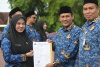 Asisten II Sekda Aceh, Zulkifli, mewakili Gubernur Aceh, menyerahkan Surat Keputusan (SK) Gubernur tentang Pengangkatan 618 Calon Aparatur Sipil Negara (CASN) Pemerintah Aceh Tahun 2024. Penyerahan SK dilakukan dalam sebuah upacara yang berlangsung di Halaman Kantor Gubernur Aceh, Selasa (17/6/2025).