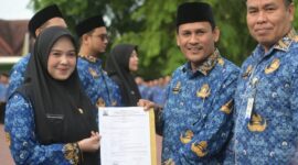 Asisten II Sekda Aceh, Zulkifli, mewakili Gubernur Aceh, menyerahkan Surat Keputusan (SK) Gubernur tentang Pengangkatan 618 Calon Aparatur Sipil Negara (CASN) Pemerintah Aceh Tahun 2024. Penyerahan SK dilakukan dalam sebuah upacara yang berlangsung di Halaman Kantor Gubernur Aceh, Selasa (17/6/2025).