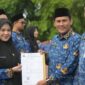 Asisten II Sekda Aceh, Zulkifli, mewakili Gubernur Aceh, menyerahkan Surat Keputusan (SK) Gubernur tentang Pengangkatan 618 Calon Aparatur Sipil Negara (CASN) Pemerintah Aceh Tahun 2024. Penyerahan SK dilakukan dalam sebuah upacara yang berlangsung di Halaman Kantor Gubernur Aceh, Selasa (17/6/2025).