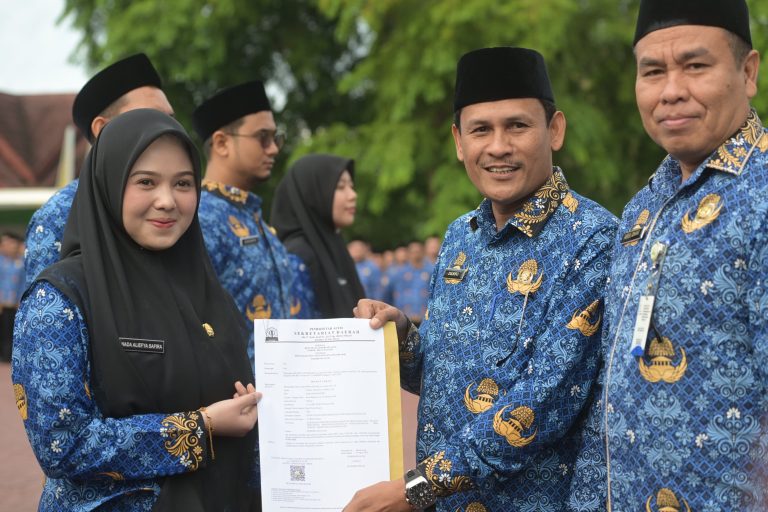Asisten II Sekda Aceh, Zulkifli, mewakili Gubernur Aceh, menyerahkan Surat Keputusan (SK) Gubernur tentang Pengangkatan 618 Calon Aparatur Sipil Negara (CASN) Pemerintah Aceh Tahun 2024. Penyerahan SK dilakukan dalam sebuah upacara yang berlangsung di Halaman Kantor Gubernur Aceh, Selasa (17/6/2025).