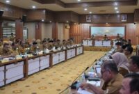 Gubernur Muzakir Manaf memimpin Rapat pimpinan untuk mendorong percepatan Realisasi APBA 2025 yang berlangsung di gedung serbaguna Setda Aceh Aceh Senin (23/6/2025).