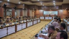 Gubernur Muzakir Manaf memimpin Rapat pimpinan untuk mendorong percepatan Realisasi APBA 2025 yang berlangsung di gedung serbaguna Setda Aceh Aceh Senin (23/6/2025).